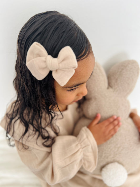 The Charlotte clip in oat