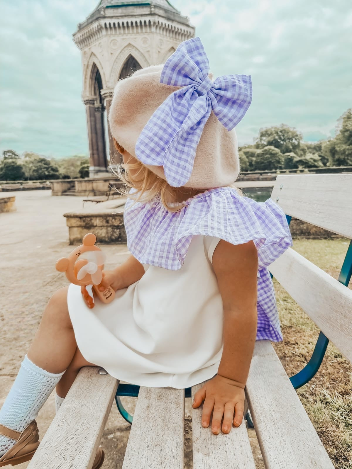 Oversized bow clip-available in 2 colours